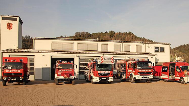 Sechs Fahrzeuge sind zurzeit im Feuerwehrzentrum Stadtsteinach stationiert, nur fünf davon haben ein Dach über dem Kopf. Den Anbau einer weiteren Halle für das Katastrophenschutz-Fahrzeug genehmigte jetzt der Stadtrat nach einer Besichtigung. Foto: Klaus Klaschka