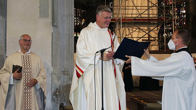 Sehr feierlich war die Primiz in der Pfarrkirche Sankt Maria Magdalena. In  der Bildmitte Neupriester Pater Christian Rentsch OSA, links Stadtpfarrer  Markus Reis OSA. Foto: Dieter Britz