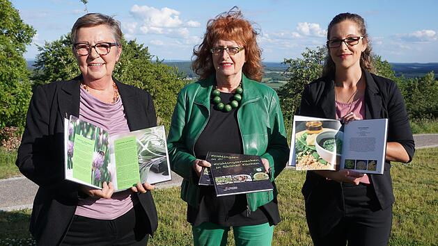 Buchvorstellung in Langenleiten. "Fr&uuml;hlingserwachen in Rh&ouml;ner K&uuml;chen" hei&szlig;t der Titel des neuen Buches, dass &uuml;ber die  Leonie- und Helmut Schmitt Stiftung, Langenleiten herausgegeben wurde. Das Bild zeigt von links: Brigitte Schmidt als Vertreteri...