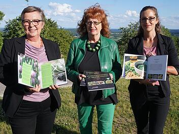 Buchvorstellung in Langenleiten. "Frühlingserwachen in Rhöner Küchen" heißt der Titel des neuen Buches, dass über die  Leonie- und Helmut Schmitt Stiftung, Langenleiten herausgegeben wurde. Das Bild zeigt von links: Brigitte Schmidt als Vertreteri...