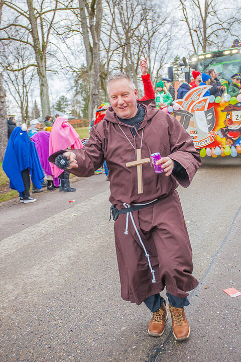 Tausende Narren und Närrinnen feierten auf der Straße