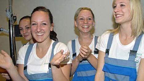 Junge Frauen  aus Bühl applaudieren den Darbietungen ihrer Kollegen.