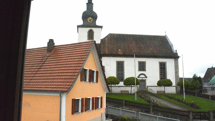 ... seiner evangelischen Kirche auf der Gegenseite. Foto: Gerhard Schmidt