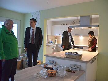 Die Küche für die Betreuungsgruppe von Remental ist schon da. Dr. Wolfgang Hasselkus, Bürgermeister Marco Steiner, Dr. Rainer Mayerbacher und Heike Beutnagel freuen sich darauf, dass hier die ersten Besucher betreut werden können. Foto: Rainer Lutz