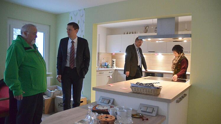 Die Küche für die Betreuungsgruppe von Remental ist schon da. Dr. Wolfgang Hasselkus, Bürgermeister Marco Steiner, Dr. Rainer Mayerbacher und Heike Beutnagel freuen sich darauf, dass hier die ersten Besucher betreut werden können. Foto: Rainer Lutz