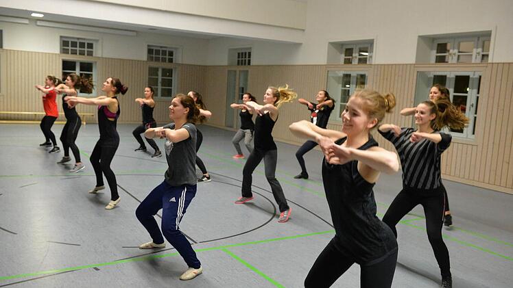 Das Brose Baskets Dance Team tritt pro Heimspiel bis zu neun Mal auf. Foto: Ronald Rinkelf