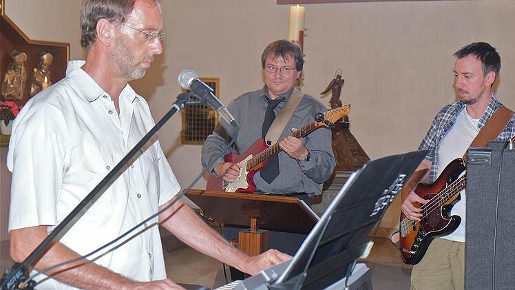 Die Lehrerband bei der Abschlussfeier der Jakob-Kaiser-Realschule Hammelburg mit (v.l.): Stefan Eideloth, Patrick Pierson und Stefan Schemmel. Foto Gerd Schaar