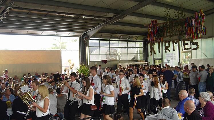 Einzug in die Festhalle, Bloomusik und Bloopaare. Foto: Brigitta Kempe-Wolf