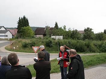 Das Grundstück gegenüber des Friedhofs soll bebaut werden. Die Mitglieder des Bauausschusses schauen sich dort um. Foto: Sylvia Hubele