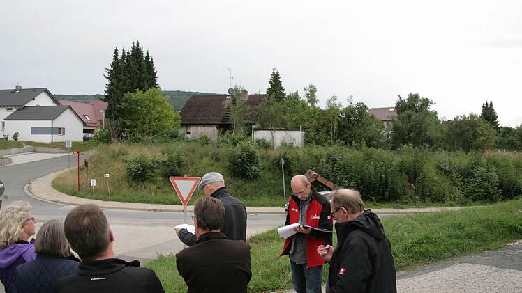 Das Grundstück gegenüber des Friedhofs soll bebaut werden. Die Mitglieder des Bauausschusses schauen sich dort um. Foto: Sylvia Hubele