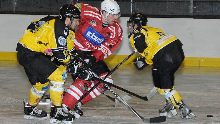 Aus dem Hut gezaubert: Kurzfristig verpflichteten die Kissinger Wölfe Stürmer Konstantin Firsanov (Bildmitte). Foto: Hopf