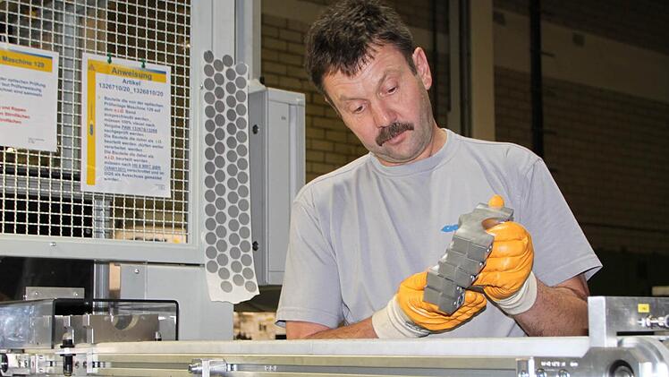 Edwin Haas aus Weißenbach arbeitet seit 15 Jahren bei GKN Sinter Metals. Er ist für die Qualitätskontrolle am Ende der Produktion zuständig. Foto: Ulrike Müller