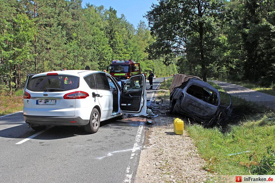 Frontalcrash fordert zwei Tote - Auto geht in Flammen auf