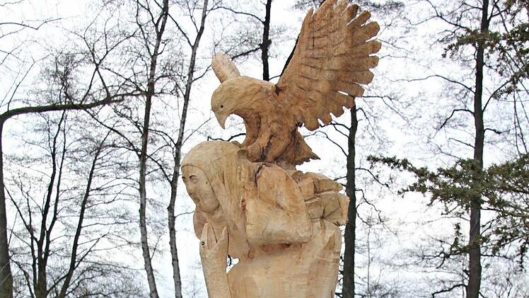 Der "Adlerbaum." Der angreifende Adler symbolisiert die Luftangriffe, die Frau das Leid der syrischen Bevölkerung und die alles umwindende Schlange das Böse. Foto: Helmut Will