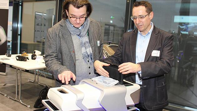 Designer Karl-Ludwig Holl (links) schaut sich gemeinsam mit Olaf Uhlenbusch von Dr. Schneider die Funktionen der Mittelkonsole an. Foto: Lisa Kieslinger