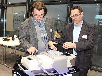 Designer Karl-Ludwig Holl (links) schaut sich gemeinsam mit Olaf Uhlenbusch von Dr. Schneider die Funktionen der Mittelkonsole an. Foto: Lisa Kieslinger