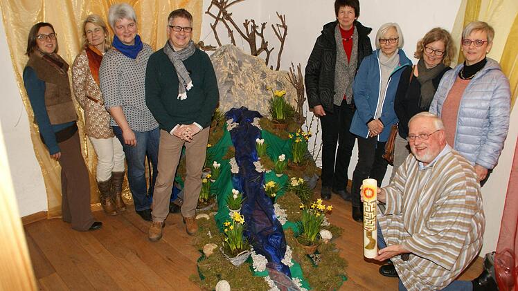 In Haßfurt kann bis Karsamstag wieder der Ostergarten besucht werden. Zur offiziellen Eröffnung trafen sich einige der Mitarbeiter mit Pfarrer Eschenbacher vom ökumenischen Verein "Bibelwelten. Unser Bild zeigt von links Katrin Schauer, Jutta Gilsdorf, Angelika Reinhart, Pfarrer Stephan Eschenbacher, Antje Eickhoff, Getrud Schleier, Karin Schönewolf, Annerose Simon und Robert Hager.  Foto: Sabine Weinbeer