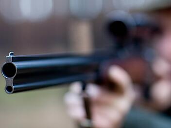 Ein 58-jähriger Werkzeugmacher überprüfte ein Gewehr, als sich ein Schuss löste und einen Kollegen traf. Gegen einen Strafbefehl legte der Mann Einspruch ein. Symbolfoto: BR-Archiv
