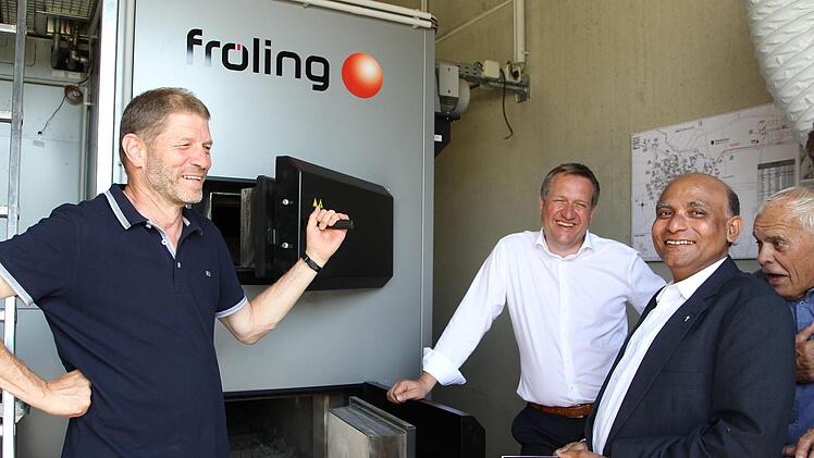 Das Interesse an der Heizzentrale war gro&szlig;: Harald H&uuml;mmer (im wei&szlig;en Hemd) gab den Interessenten geduldig Auskunft &uuml;ber das zukunftweisende Projekt Dorfheizung Oberleiterbach, darunter auch Pfarrer Kurian Chackupurackal (2. v. re.). Martina Drossel