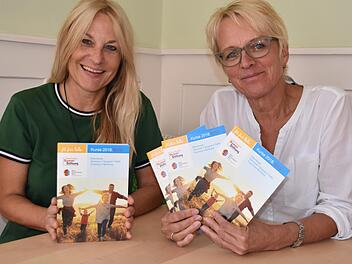 Regina Herath (links) und Elsbeth Oberhammer freuen sich, dass sich auch wieder viele Ehrenamtliche am diesj&auml;hrigen "fit f&uuml;r kids"-Programm beteiligen. Uschi Prawitz