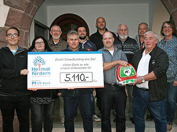 Erfolgreich verlief das Projekt Aufstellung eines Defibrillator für Stralsbach: Die Beteiligten, Carsten Leitsch, VR-Bank (von links), Nicole Schlereth, Gesangverein, Bürgermeister Waldemar Bug, Enrico Kröckel, Freiwillige Feuerwehr, Sebastian Schölzke, Kegelklub, Thomas Albert, DJK, Jürgen Müller, ZTM, Werner Schoch DJK, Norbert Straub, Malteser, Petra Straub, Kindergartenverein und Berthold Kröckel, Förderverein und DJK.  Foto: Gabriele Sell