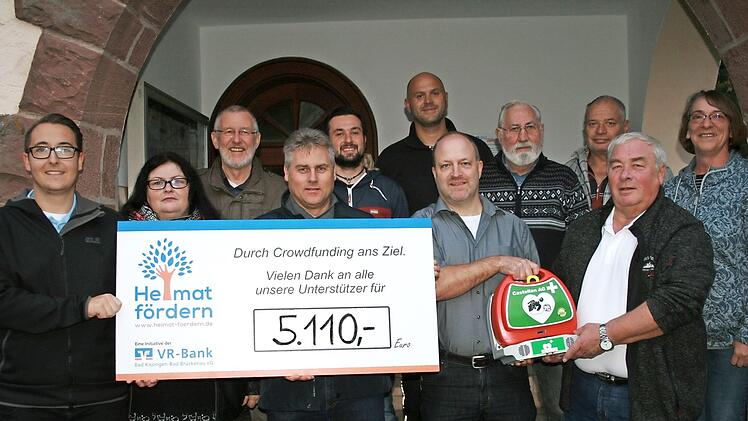 Erfolgreich verlief das Projekt Aufstellung eines Defibrillator für Stralsbach: Die Beteiligten, Carsten Leitsch, VR-Bank (von links), Nicole Schlereth, Gesangverein, Bürgermeister Waldemar Bug, Enrico Kröckel, Freiwillige Feuerwehr, Sebastian Schölzke, Kegelklub, Thomas Albert, DJK, Jürgen Müller, ZTM, Werner Schoch DJK, Norbert Straub, Malteser, Petra Straub, Kindergartenverein und Berthold Kröckel, Förderverein und DJK.  Foto: Gabriele Sell