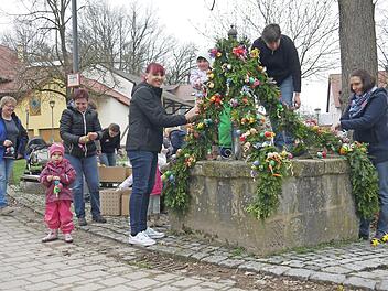 Erst die Arbeit, dann das Vergnügen: Nach dem Schmücken des Osterbrunnens durften die Oberbrunner "Gartenwichtel" unter Leitung von Steffi Hollfelder natürlich noch Osternester suchen. Und am Sonntag geht's weiter bei den Gartenbauern: dann mit Pflanzentausch und Flohmarkt. Foto: Berthold Köhler