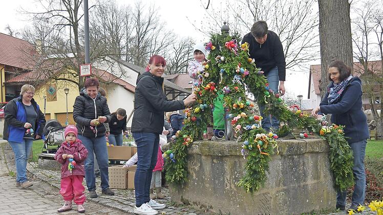 Erst die Arbeit, dann das Vergnügen: Nach dem Schmücken des Osterbrunnens durften die Oberbrunner "Gartenwichtel" unter Leitung von Steffi Hollfelder natürlich noch Osternester suchen. Und am Sonntag geht's weiter bei den Gartenbauern: dann mit Pflanzentausch und Flohmarkt. Foto: Berthold Köhler