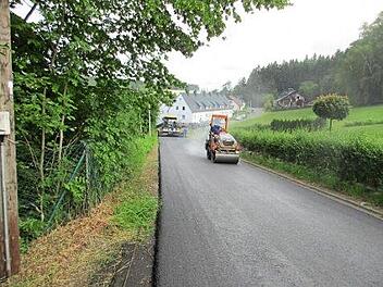 Vom Weg "An der Hohenreuth" zur "Hohenreuther Siedlung" wird hier die neue Deckschicht aufgebracht.