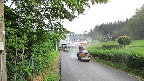 Vom Weg "An der Hohenreuth" zur "Hohenreuther Siedlung" wird hier die neue Deckschicht aufgebracht.