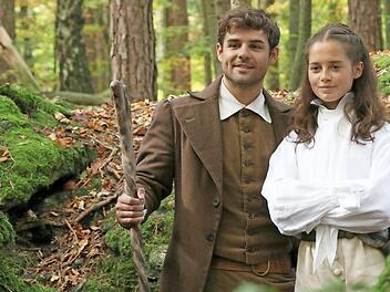 Hans (Lukas Reiber) steht Sarah (Bianca Nawrath) zur Seite, als sie im Zauberwald herausfinden will, warum eine Quelle versiegt ist.  Fotos: Josef Hofbauer
