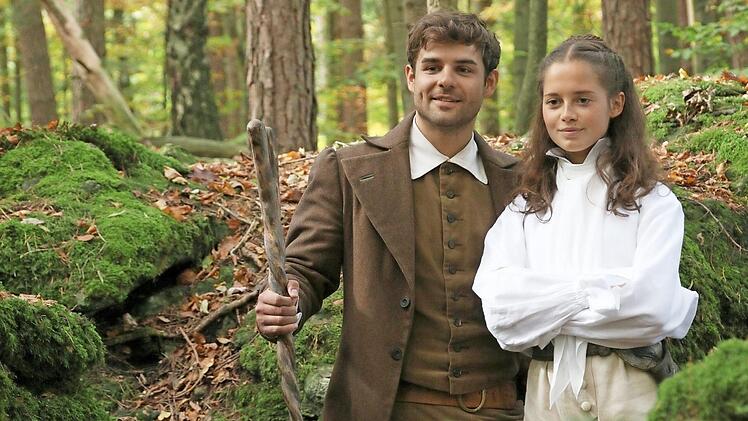 Hans (Lukas Reiber) steht Sarah (Bianca Nawrath) zur Seite, als sie im Zauberwald herausfinden will, warum eine Quelle versiegt ist.  Fotos: Josef Hofbauer