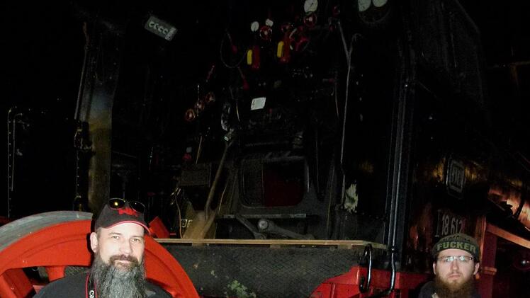 Tobias Eberhardt (links) und Taimo Frömel (rechts) waren vom Innenbereich des neuen Eingangsgebäudes begeistert, weniger aber von der Betonhülle. Foto: Werner Reißaus