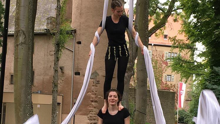 Leonid Bethäuser und Carina Guillermo vom Circus Luna begeisterten mit ihren Darbietungen. Foto:  Angelika Despang