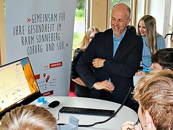 Peter Weisbrich vom Facharzt-Zentrum &uuml;BAG Sonneberg-Coburg bei der Lungenvolumenmessung.AG Neustadt