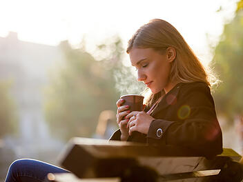 Kaffeeduft Kaffee Aroma Duft Herbst Sonnenuntergang Abendlicht Stra&szlig;e urban Frau Genuss Hei&szlig;getr&auml;nk dampfend ToGo Becher Spaziergang Gem&uuml;tlichkeit W&auml;rme Lifestyle Stadt Auszeit Pause Hygge Bohnen R&ouml;stung Barista Morgen Herbststimmung Wohlgef&uuml;hl Sinnesmoment Woman smelling and drinking hot coffee during autumn sunset at the street