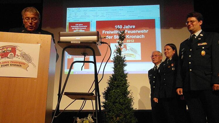 Ehrenmitglied Heinz Schmidt (am Rednerpult) ist überzeugt, dass mit  Vorsitzendem Stefan Wicklein (vorne)  die Wehr noch einige Highlights erleben wird. Mit im Bild: die Lebensgefährtin des Vorsitzenden, Carolin Stumpf, und Ehrenmitglied Hans Hutzl