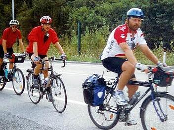 Hans Löffler (rechts) bei der dritten Radwallfahrt mit einem Teil der Teilnehmer. Foto: privat