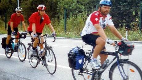 Hans Löffler (rechts) bei der dritten Radwallfahrt mit einem Teil der Teilnehmer. Foto: privat