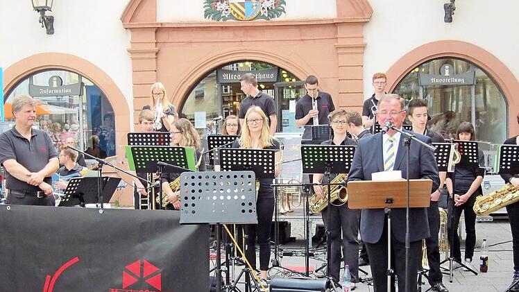 Bezirkstagspräsident Erwin Dotzel eröffnete den Unterfränkischen Musikschultag auf dem Marktplatz in Bad Kissingen.