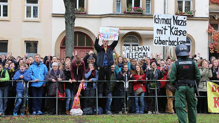 Am Markusplatz endeten die Demos. Dort standen sich die zwei Lager gegenüber. Foto: Barbara Herbst