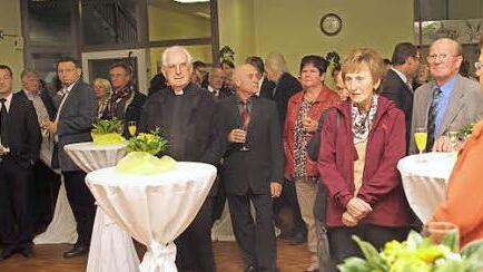 Viele Gäste und Bürger nutzten das Jubiläum in Lembach zur Begegnung und für das persönliche Gespräch mit dem Bamberger Erzbischof.