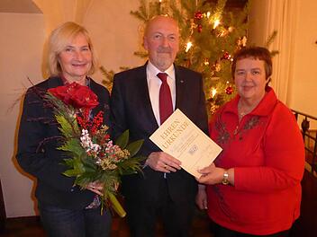 Anneliese Albert (rechts) hat Barbara Wittmann und Wolfgang Wittmann geehrt. Foto: BLLV