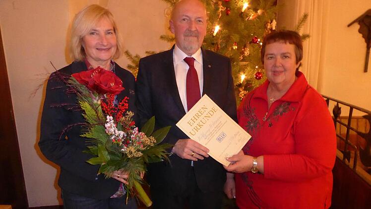 Anneliese Albert (rechts) hat Barbara Wittmann und Wolfgang Wittmann geehrt. Foto: BLLV