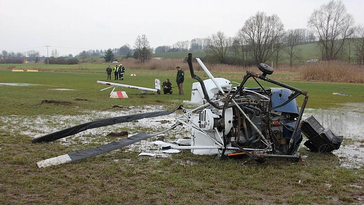 Das Wrack des Mini-Hubschraubers, der beim Landeanflug aus geringer Höhe abschmierte.Foto: Ralf Kestel