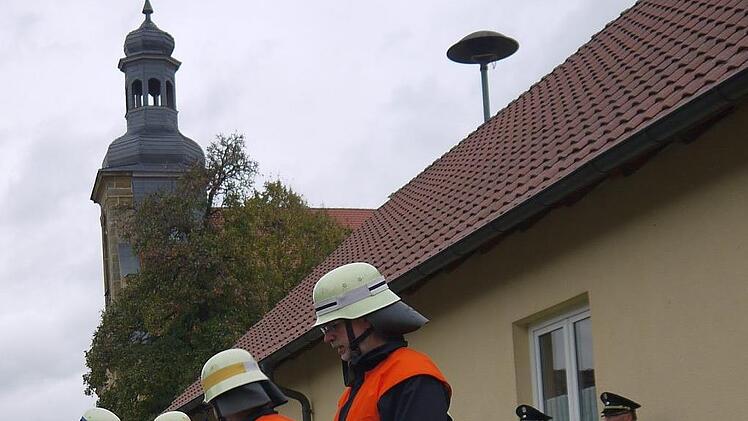 Auf dem Gelände vor der "Alten Schule" zeigen 15 Feuerwehraktive aus drei Feuerwehren ihr Können bei einer gemeinsamen Leistungsprüfung.