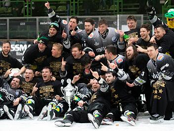 In der Vorwoche machten die Höchstadt Alligators die Meisterschaft in der Eishockey-Bayernliga perfekt. Zum Abschluss der Hauptrunde gewann der HEC am Sonntag  mit 3:1 beim EV Pegnitz - und fiebert nun der Verzahnungsrunde zur Oberliga entgegen. Jürgen Hauke