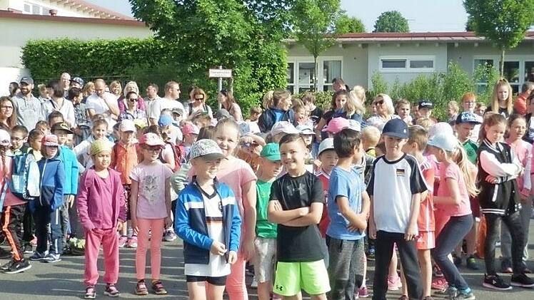 Schüler warten gespannt auf ihren ersten Lauf.  Foto: Petra Schramm