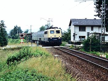 So sah es aus, wenn ein Zug den Bahnübergang in Oberlangenstadt passierte. Für die Sicherheit sorgten Schrankenwärter. Foto: Rolf Schierer