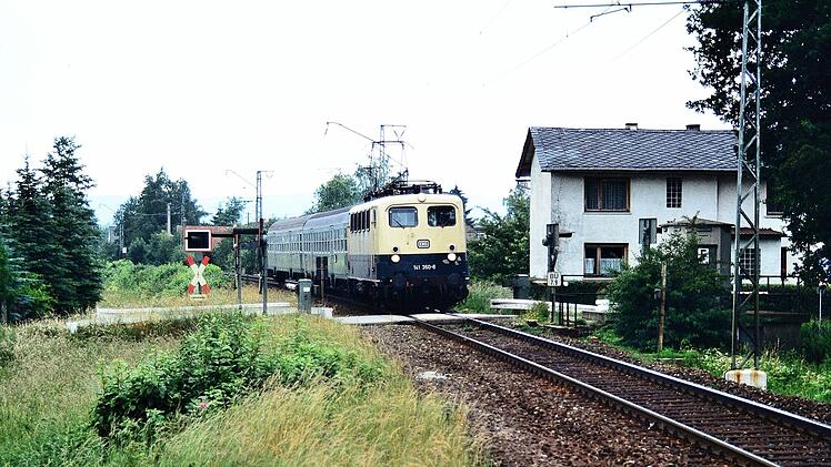 So sah es aus, wenn ein Zug den Bahnübergang in Oberlangenstadt passierte. Für die Sicherheit sorgten Schrankenwärter. Foto: Rolf Schierer
